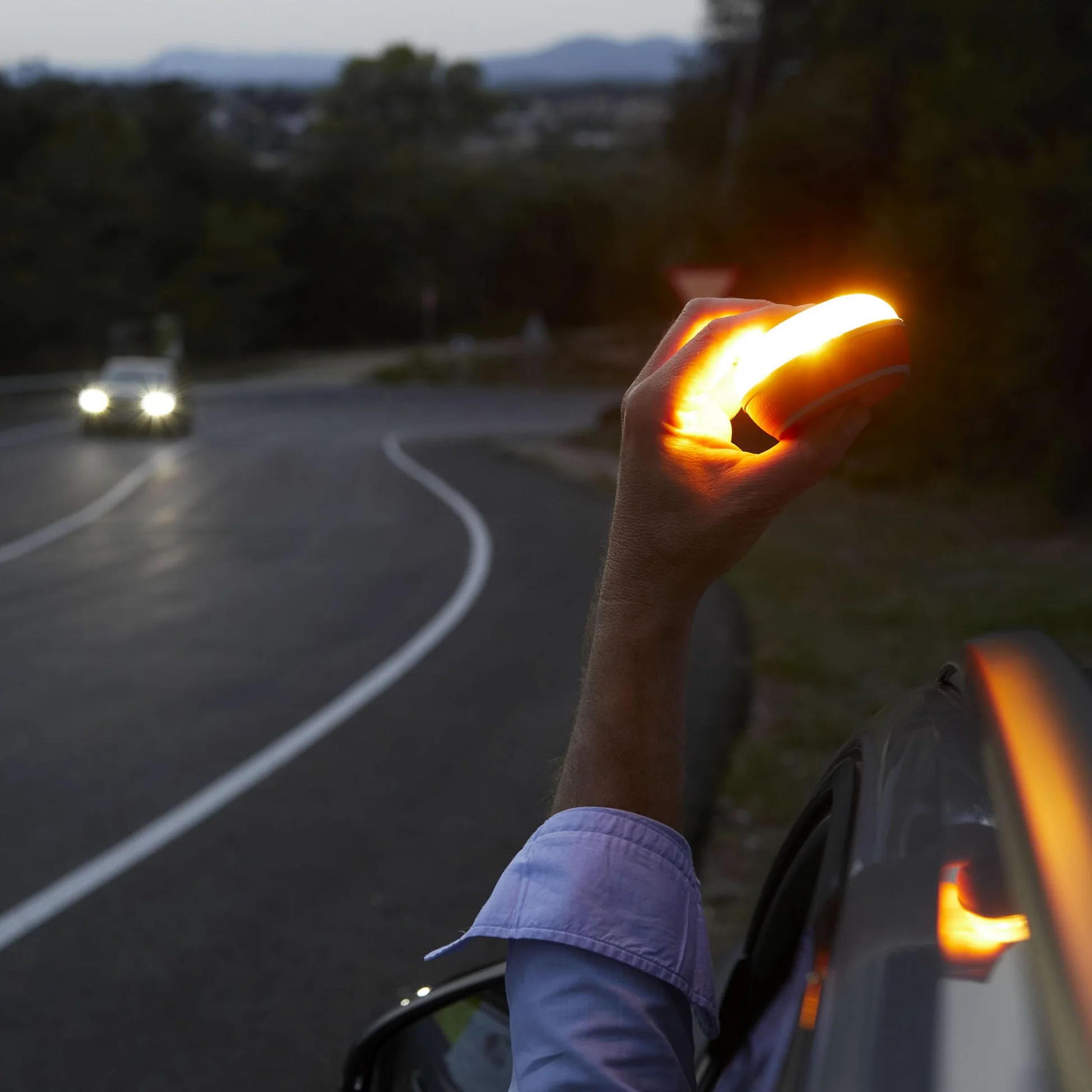 FlashLED SOS Luz de Emergencia para coche homologada, Baliza V16 Conectada Obligatoria DGT 2026, SIM y servicio hasta 2038, Cobertura profunda y Geolocalización