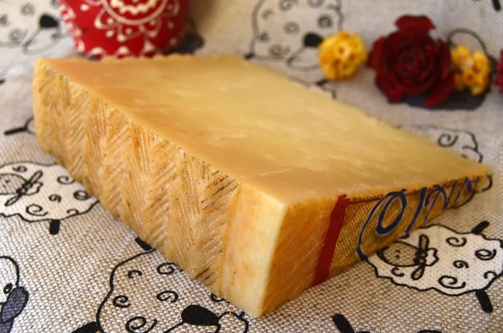 Ciudad De Sansueña Queso Curado De Oveja - Medio Queso Curado, 1600g, Envasado Al Vacio, Sabor Potente, Premios Internacionales, Mejor Queso Oveja 2023