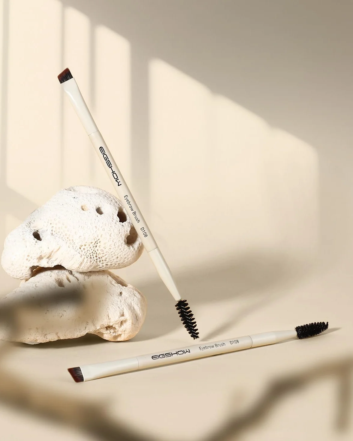 EIGSHOW Cepillo para cejas en ángulo de doble punta, para definir cejas delineador ojos pestañas, Maquillaje de Ojos