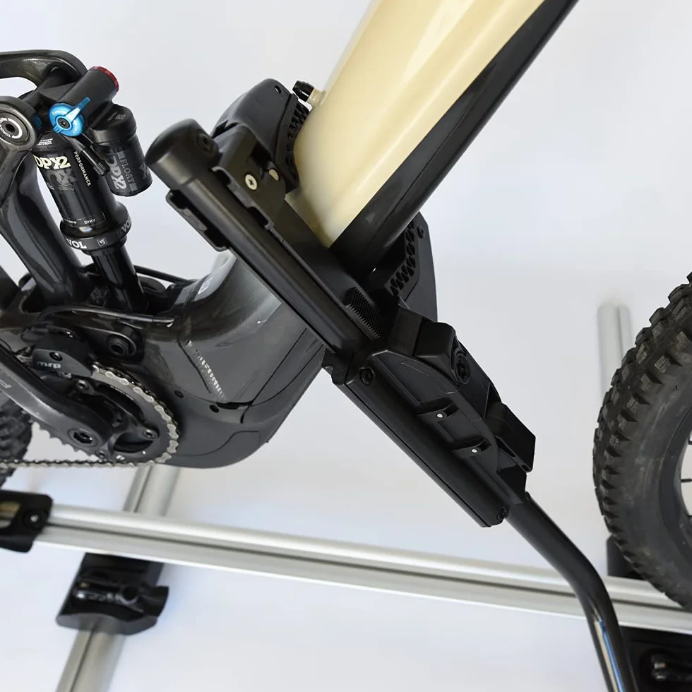Portabicicletas Farad Pesio Black Edition 2025, universal, diseño negro mate, montaje rápido, compatible también con bicicletas eléctricas con marco de hasta 100 mm, homologado hasta 25 kg