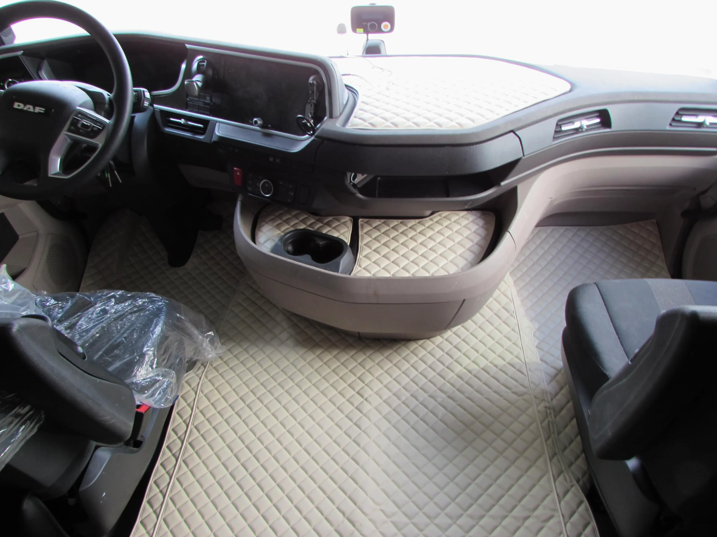 Alfombrillas para camión y salpicadero con volante a la izquierda, diseñadas para DAF XG 106 2021+ EURO 7 AUTOMAT 1 asiento neumático BEIGE Eco Leather