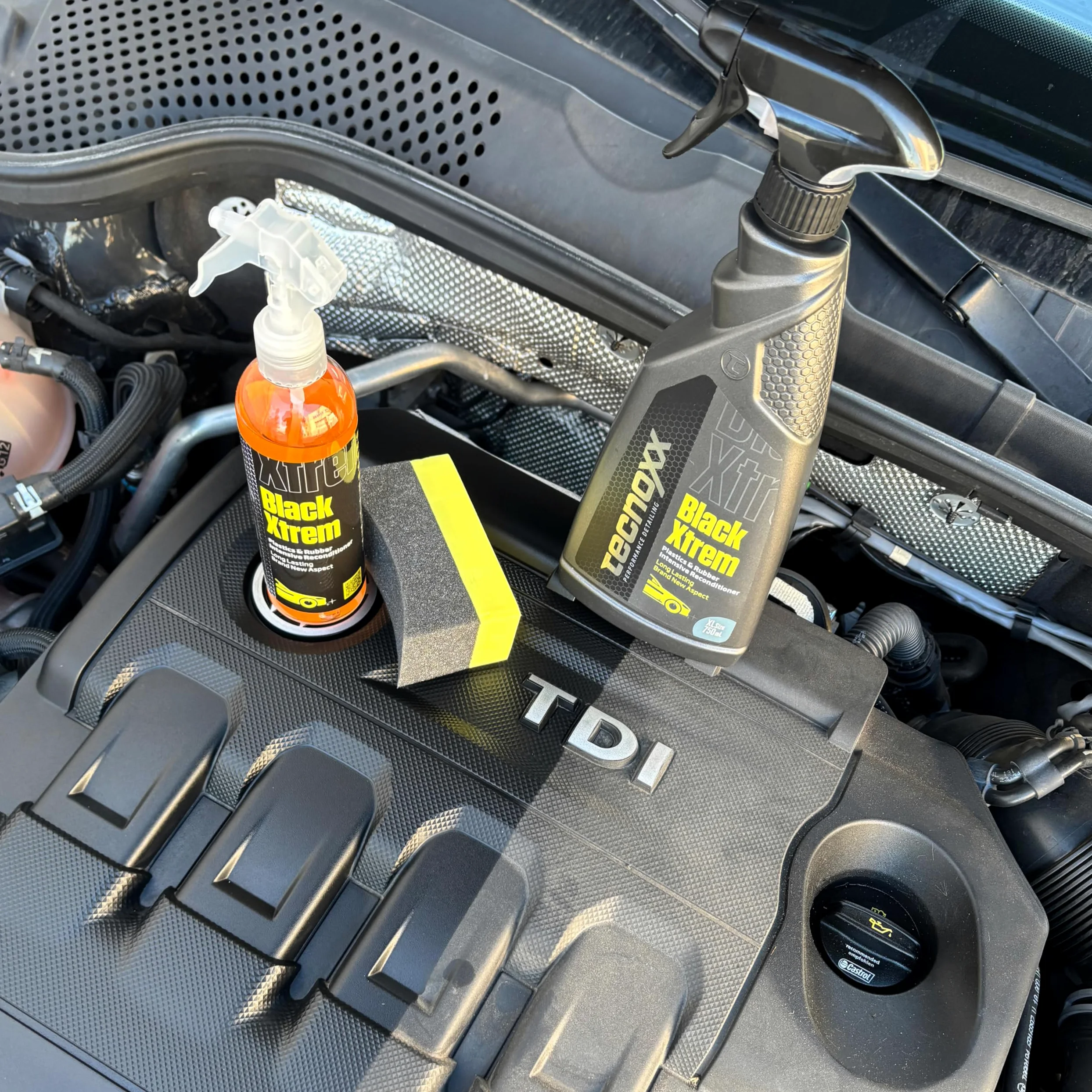 Tecnoxx Black Xtrem Restaurador de Plásticos y Gomas Exteriores para Coche – Protección UV, Brillo Natural, Durabilidad Extrema, Pack 3 Unidades + Esponja y bayeta de Microfibra