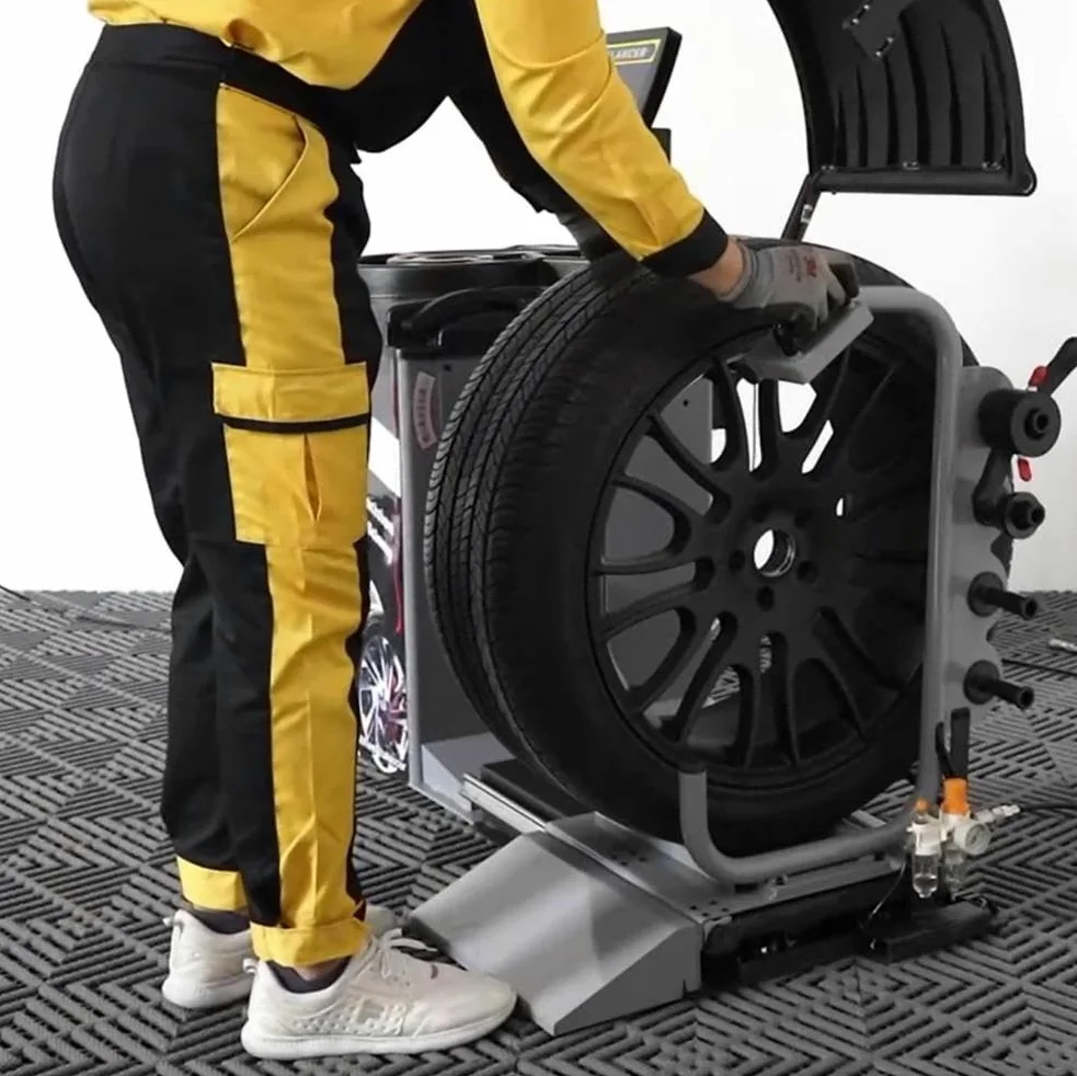 Elevador neumático de Ruedas para equilibradora, Capacidad 75 kg | Eleva ruedas pesadas hacia el eje de la equilibradora; funciona con aire comprimido de 8 a 10 bar.