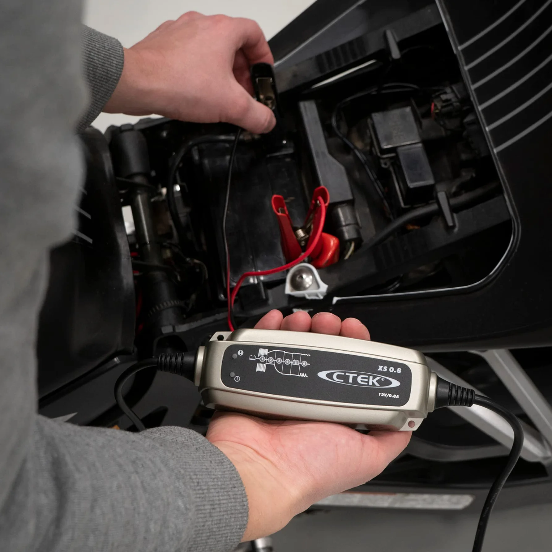 CTEK XS 0.8 Cargador Batería 12V 0.8A, Cargador Inteligente Baterias, Cargador Batería Moto, Quad, Moto De Nieve, Jetski, Moto De Agua Y Cortacésped, Mantenedor De Batería Y Desulfatador De Batería
