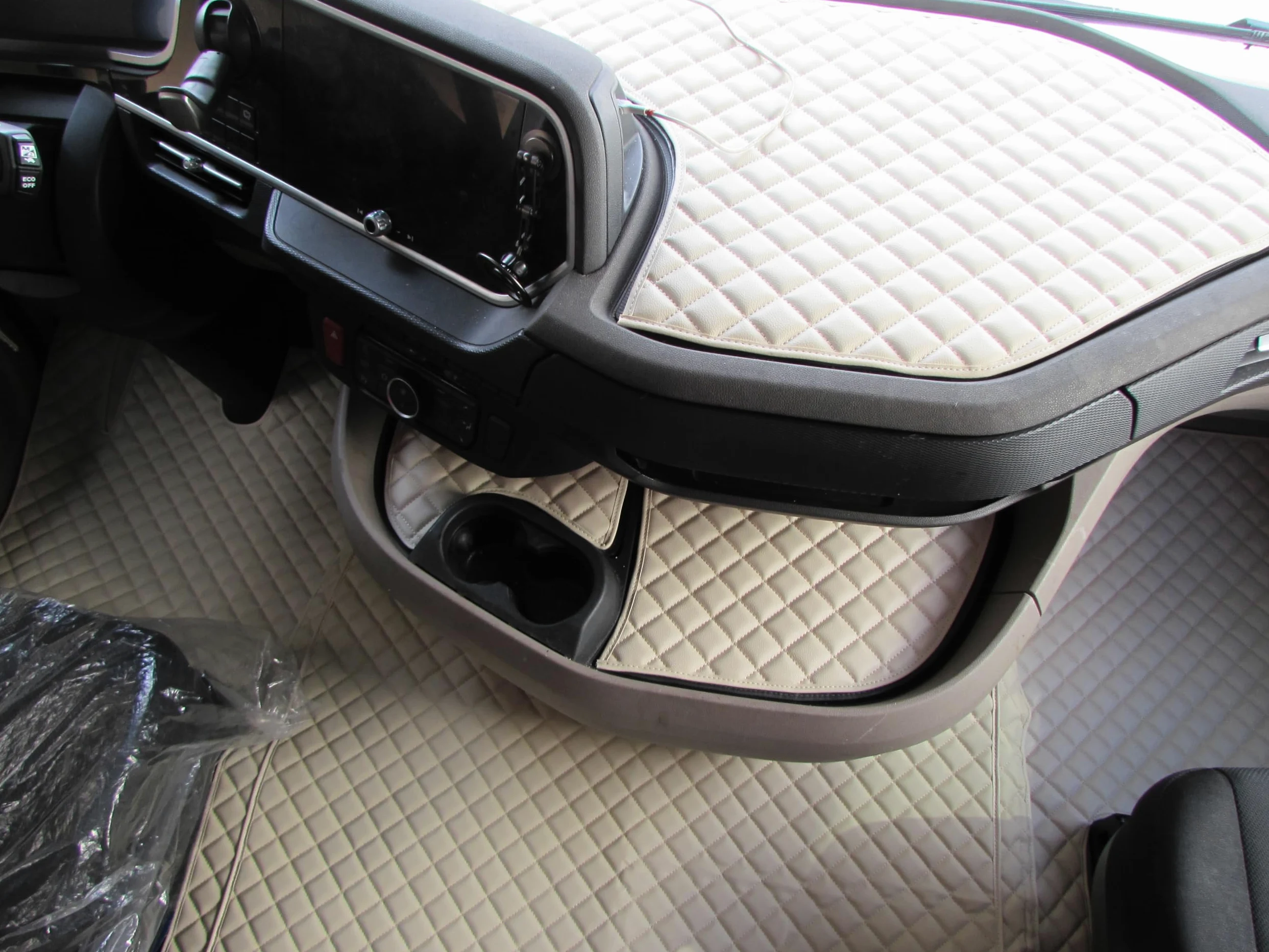 Alfombrillas para camión y salpicadero con volante a la izquierda, diseñadas para DAF XG 106 2021+ EURO 7 AUTOMAT 1 asiento neumático BEIGE Eco Leather