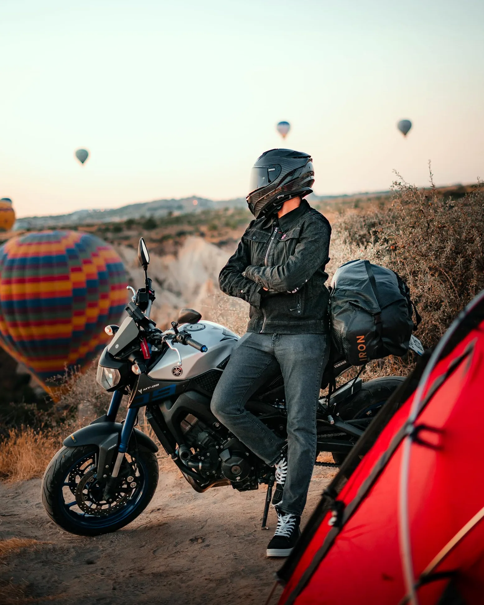 IRON JIA'S Bolsa Impermeable de Viaje para Moto y Ciclismo - Bolsa Trasera con Cierre Superior Enrollable y Correas para los Hombros - Adecuada para Camping y Deportes Acuáticos - 50L