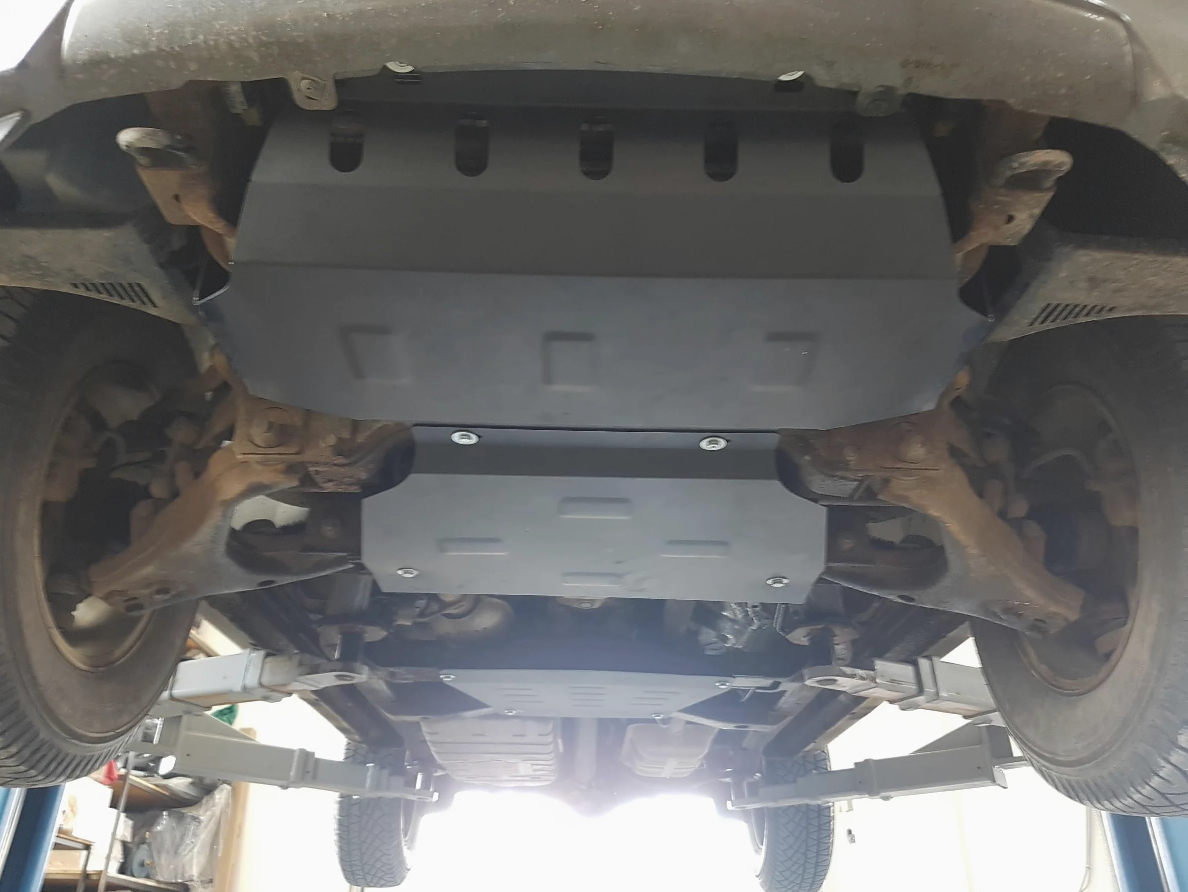 Protector metálico bajo el motor y enfriador de acero compatible con Kia Sorento (2002-2006)