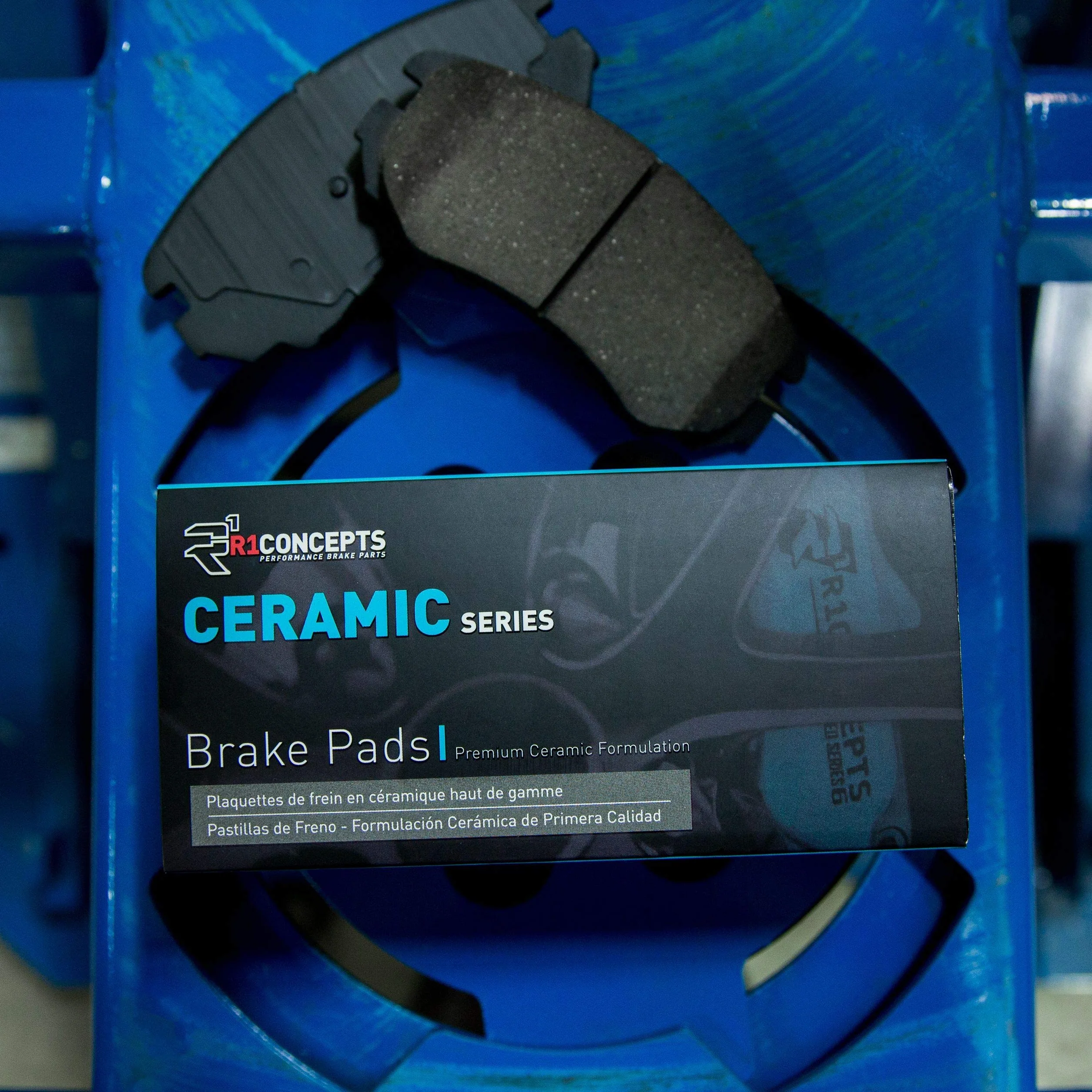 R1 Concepts Kit de pastillas de freno de cerámica para coche 2310-2275-01 delanteras