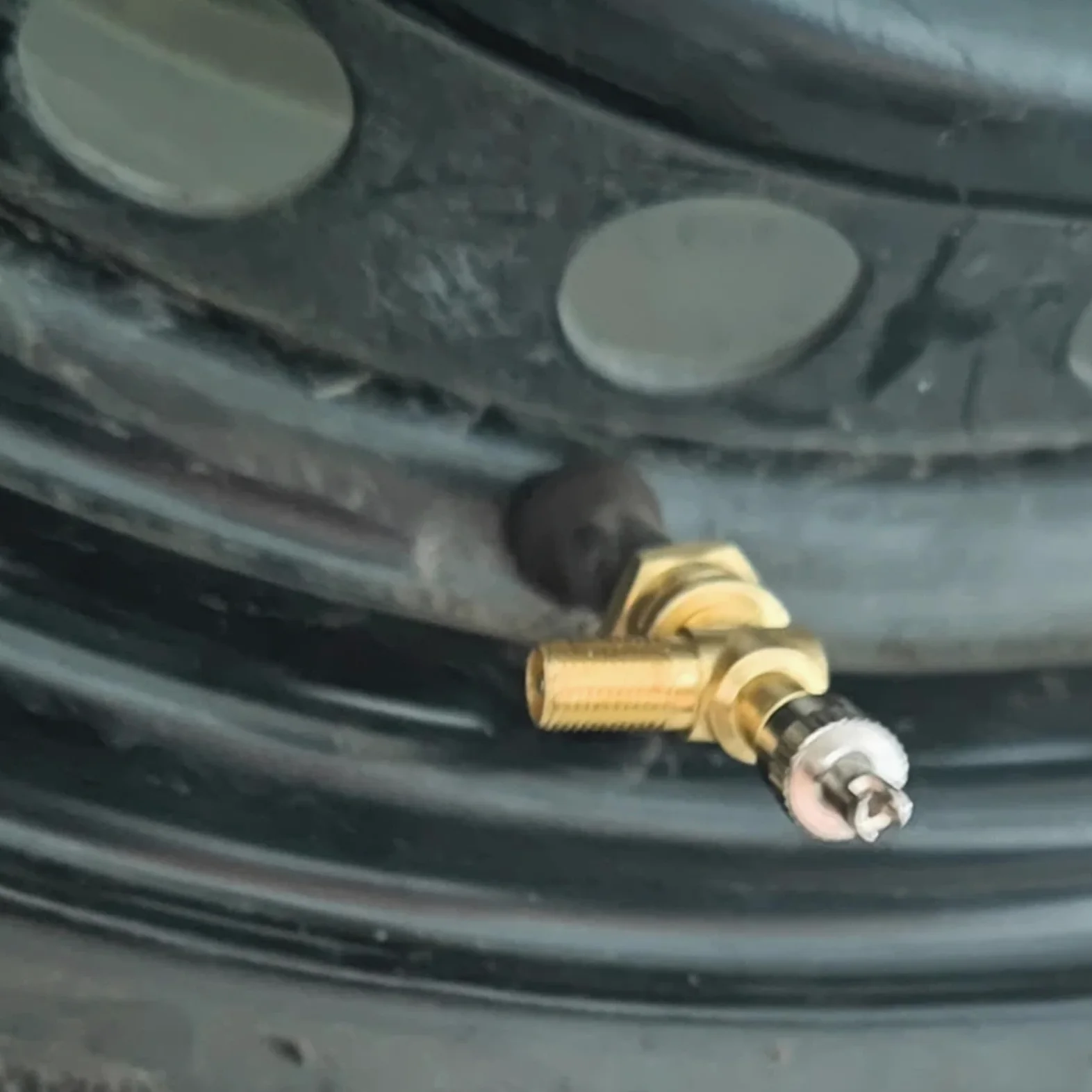 Adaptador de válvula en T de 3 vías, de cobre puro, amarillo, for depuración de neumáticos de coche, accesorios for válvulas de purga de neumáticos for motocicletas y automóviles.