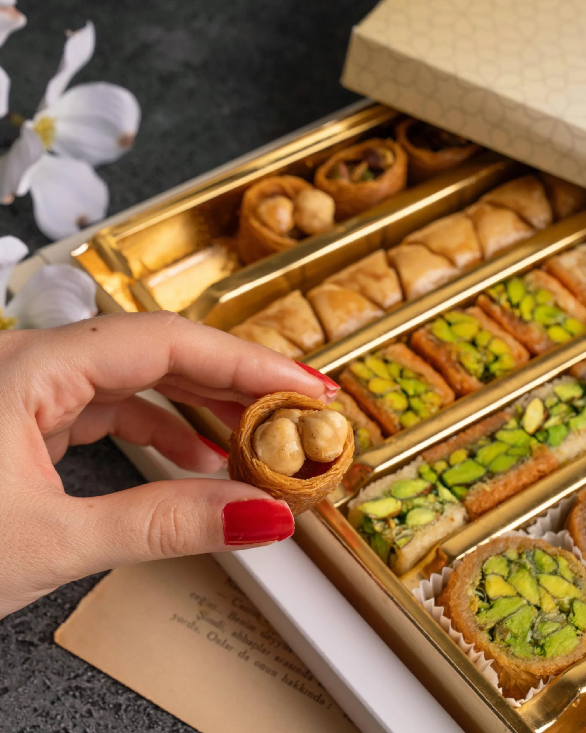 Piqalli Mini Baklava 700g Mix - Baklawa Caja de regalo con pistachos, anacardos, almendras