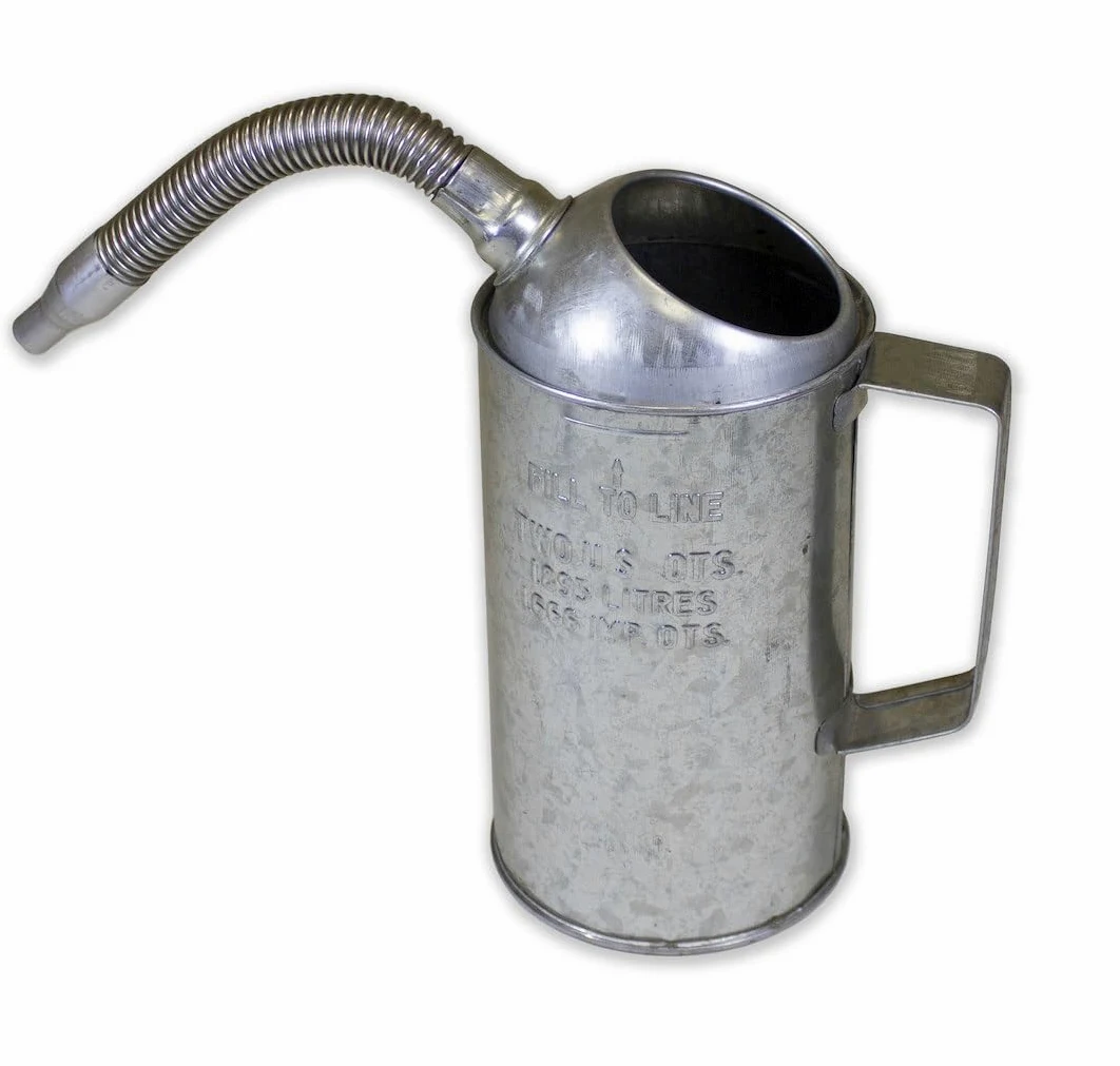 WirthCo 94486 Funnel King - Lata de medición de 2 cuartos con boquilla flexible, galvanizada, resistente, color plateado