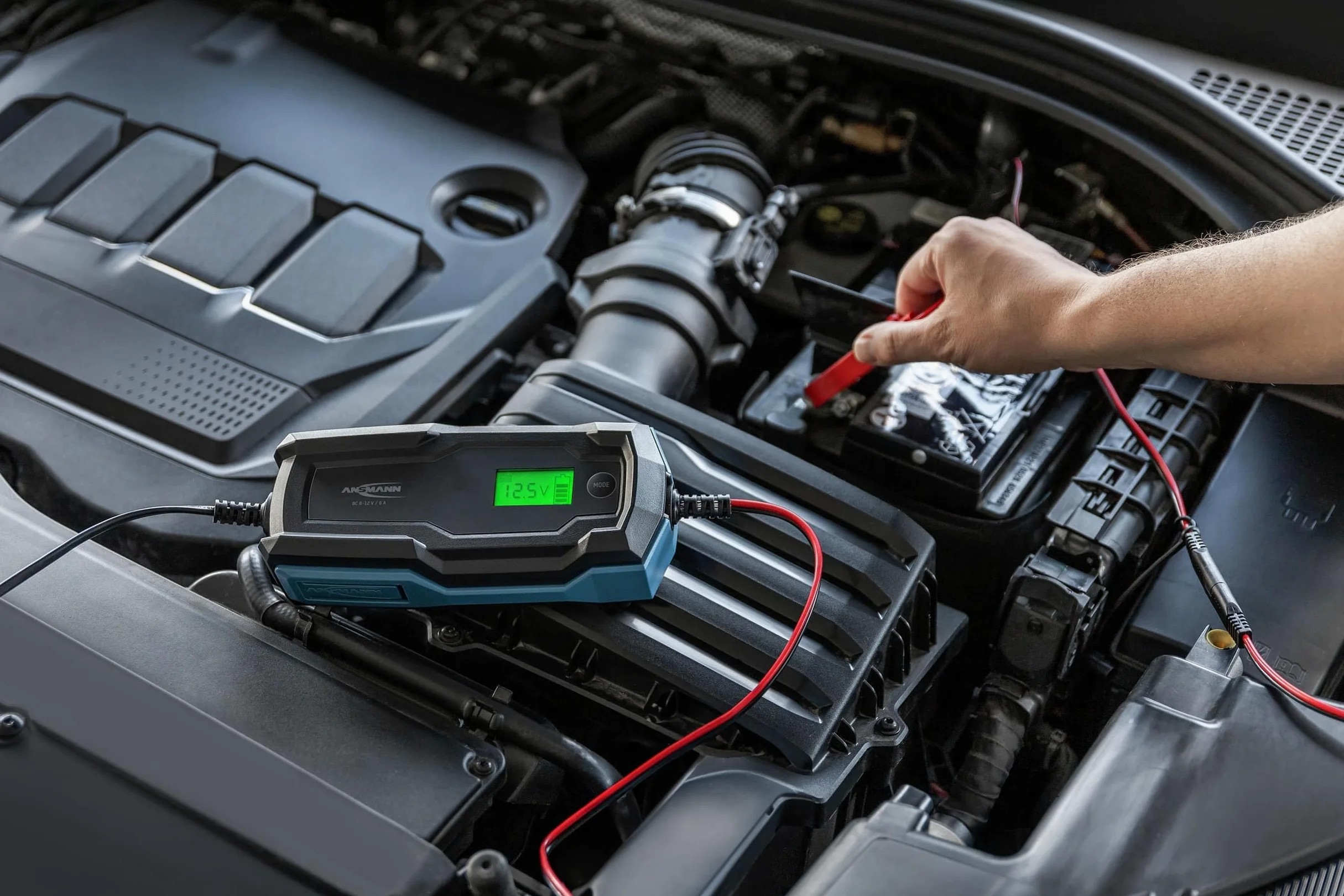 ANSMANN Cargador Inteligente de 10 Pasos 6 V 12 V/6 A con Pantalla LCD para baterías Plomo-Acido, Plomo-Gel y Plomo-Lies, así como baterías de 12 V LiFePo4 para Coche, Moto y Furgoneta
