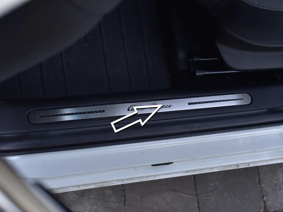Umbrales De Acero (Delantero) para Alfa_Romeo GIULIETTA - 2 Piezas Molduras Protección Inox Metal Cepillado Interior Personalizados Hechos a Medida Tuning