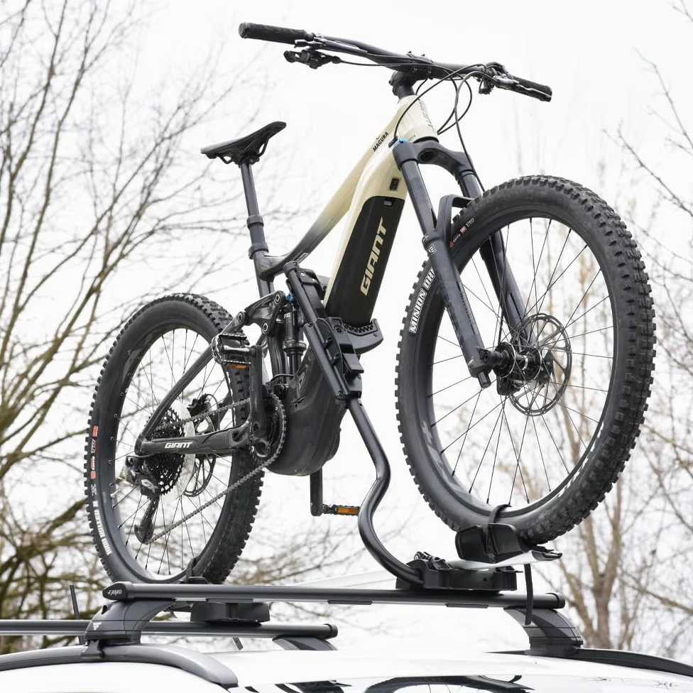 Portabicicletas Farad Pesio Black Edition 2025, universal, diseño negro mate, montaje rápido, compatible también con bicicletas eléctricas con marco de hasta 100 mm, homologado hasta 25 kg