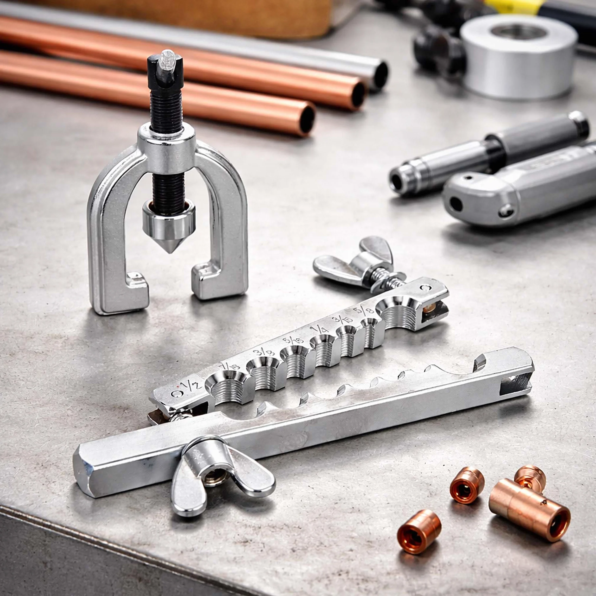 WilTec Herramienta para abocardar Tubos de Aluminio y Cobre, Doble 45° con mordazas y 7 Piezas de presión