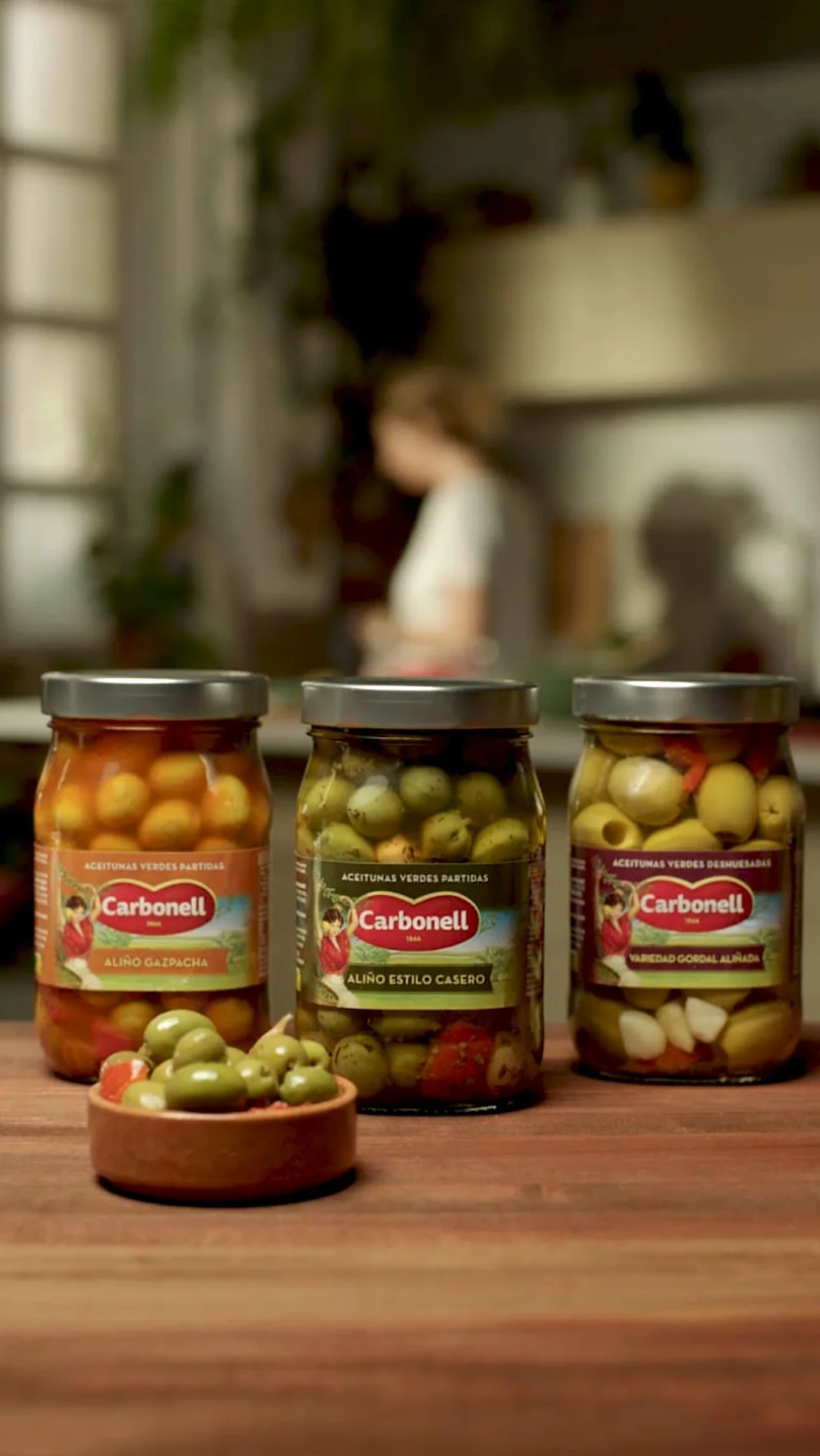 Carbonell Aceitunas Verdes Partidas con Hueso Estilo Gazpacha Manzanilla Aliño Ajo Vinagre Guindilla Pimentón Rojo Picante 450 g