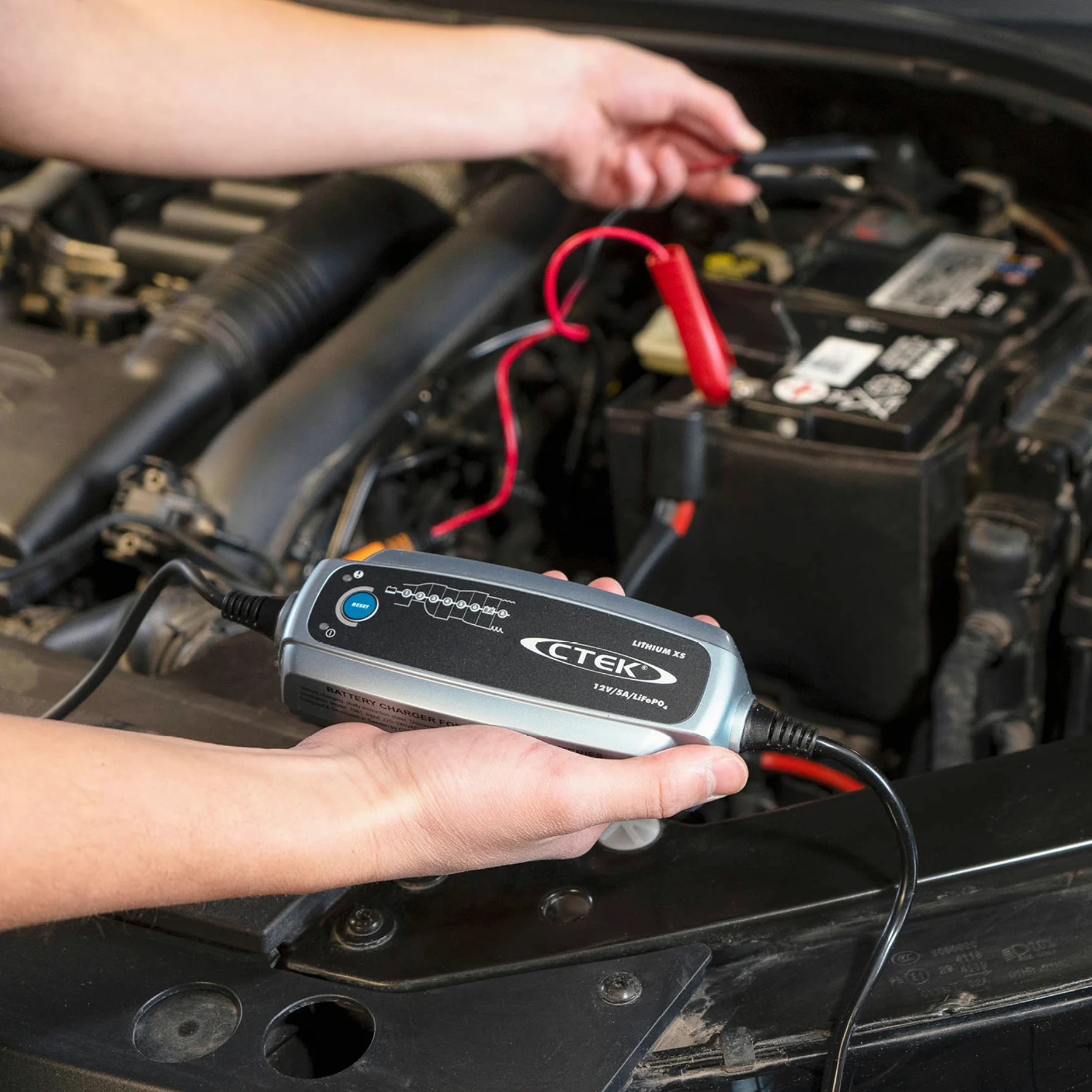 CTEK Lithium XS Cargador Batería 12V 5A, Cargador De Batería LiFePO4, Cargador Batería Litio, Cargador Inteligente Baterias, Cargador De Batería De Coche Y Mantenedor con Connect and Forget