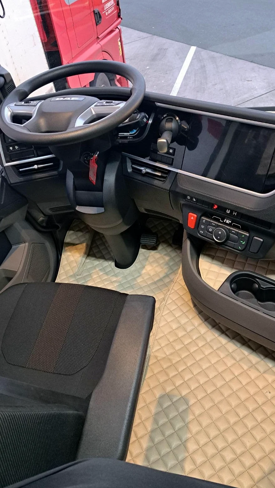 Alfombrillas para camión y salpicadero con volante a la izquierda, diseñadas para DAF XG 106 2021+ EURO 7 AUTOMAT 1 asiento neumático BEIGE Eco Leather