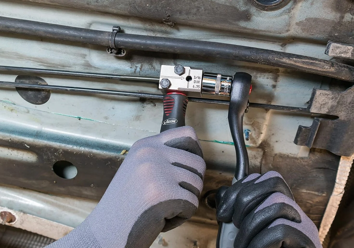 VIGOR V4416 abocardador, exclusivo para abocardar DIN, ligero y manejable, para abocardar DIN F 180grados, uso en conductos de freno o hidráulicos directamente en el vehículo