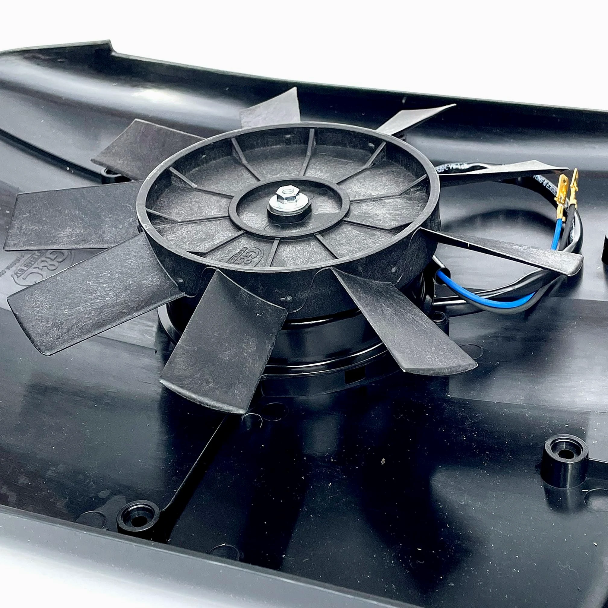 ICC Low Profile Van Roof Vent Motorizada Czarna Wersja