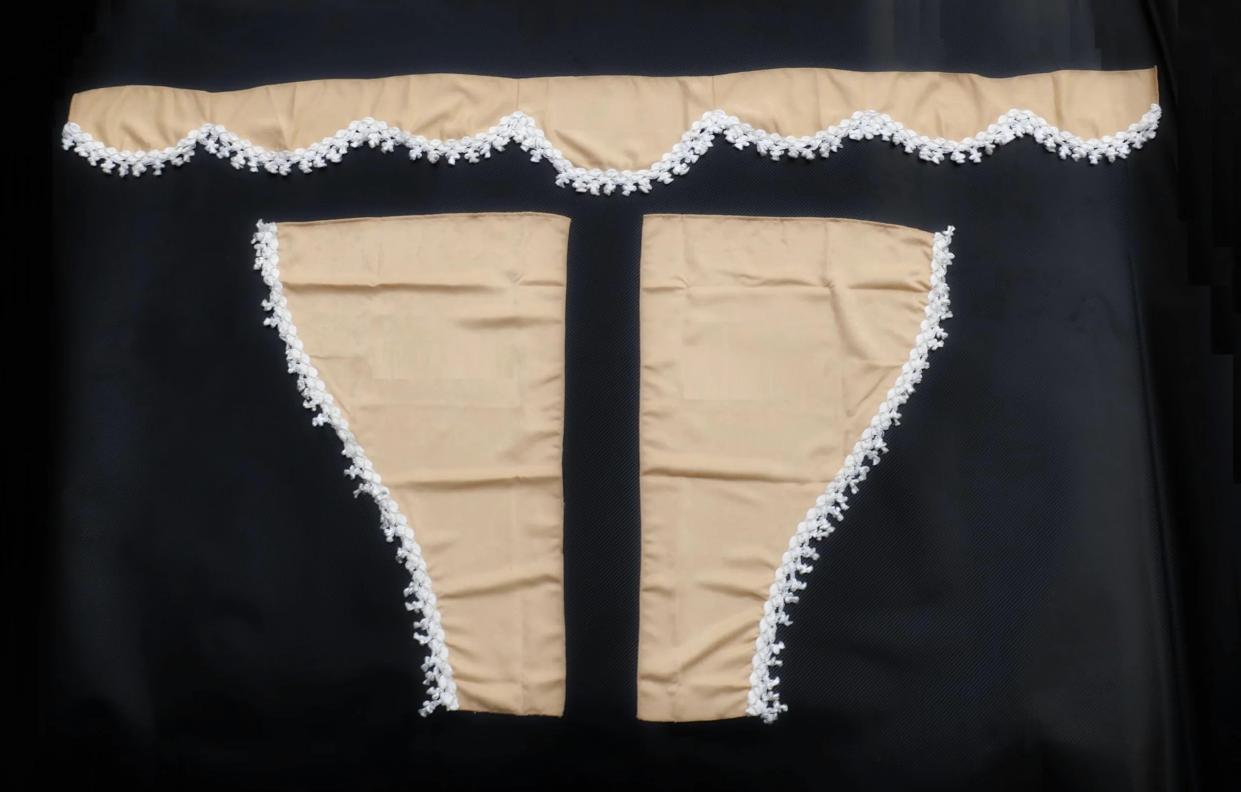 Set de 3 cortinas decorativas de peluche con pompones blancos para camiones Volvo (Beige)