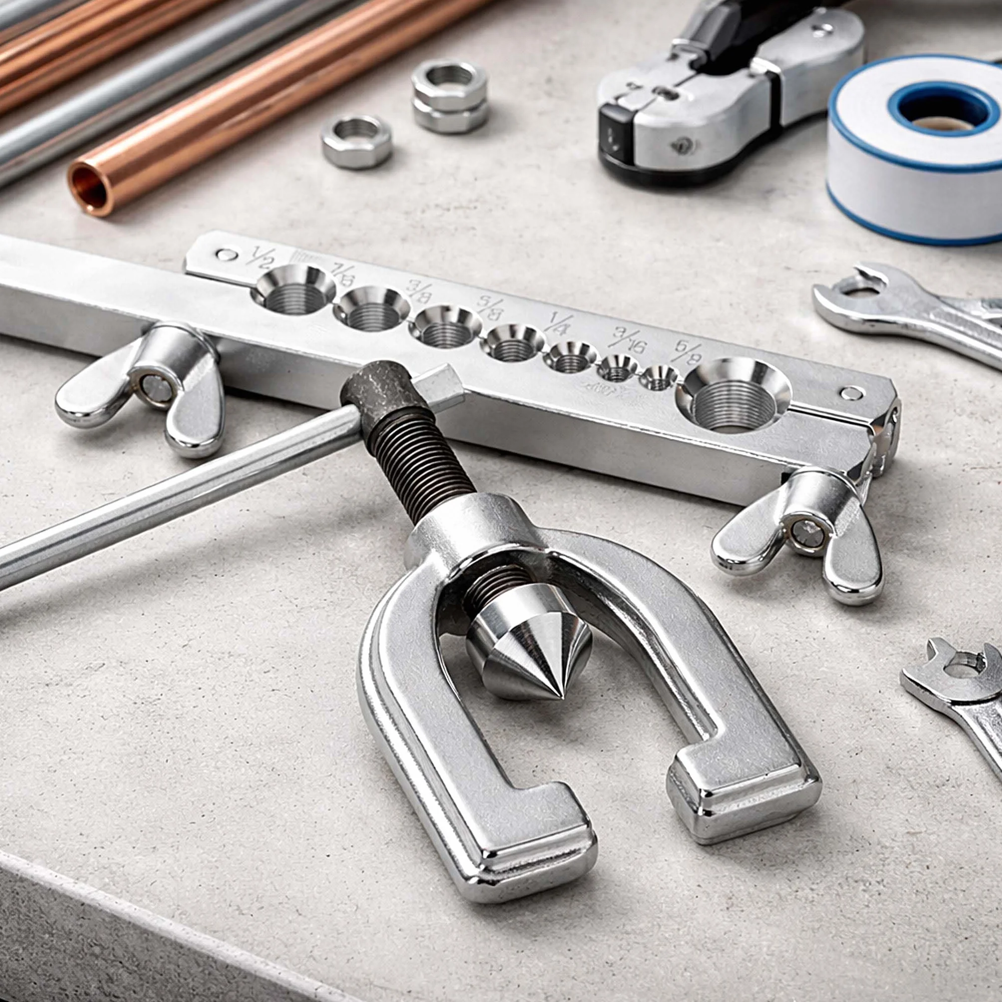 WilTec Herramienta para abocardar Tubos de Aluminio y Cobre, Doble 45° con mordazas y 7 Piezas de presión