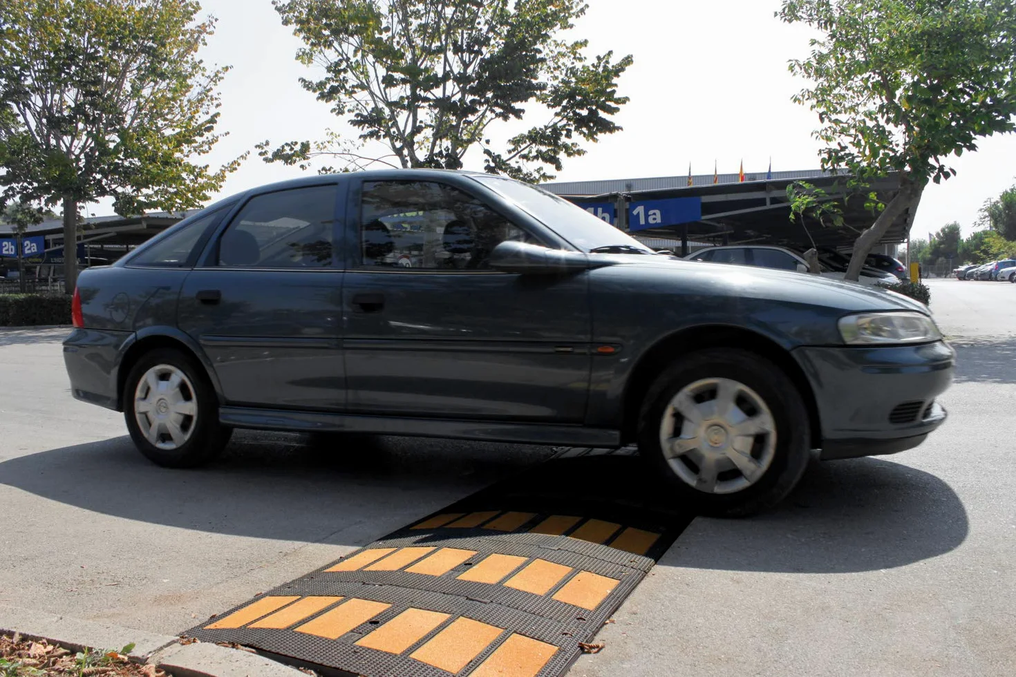 PAL | Banda reductora de velocidad de caucho 900x500x 50mm. Badénes reductores de velocidad de calle (2- Bandas reductoras + Tornillería)