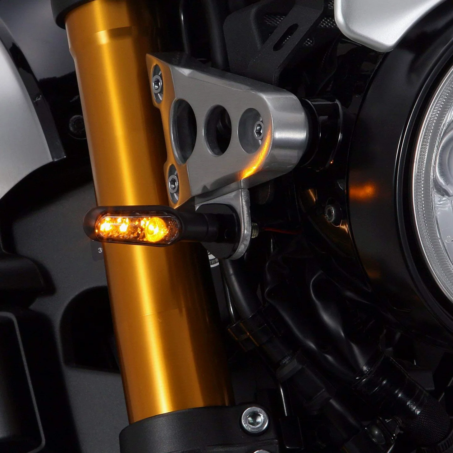 DAYTONA cp.Intermitentes de dirección aluminio LED "D-LIGHT" cuerpo negro, lente ahumada, homologados