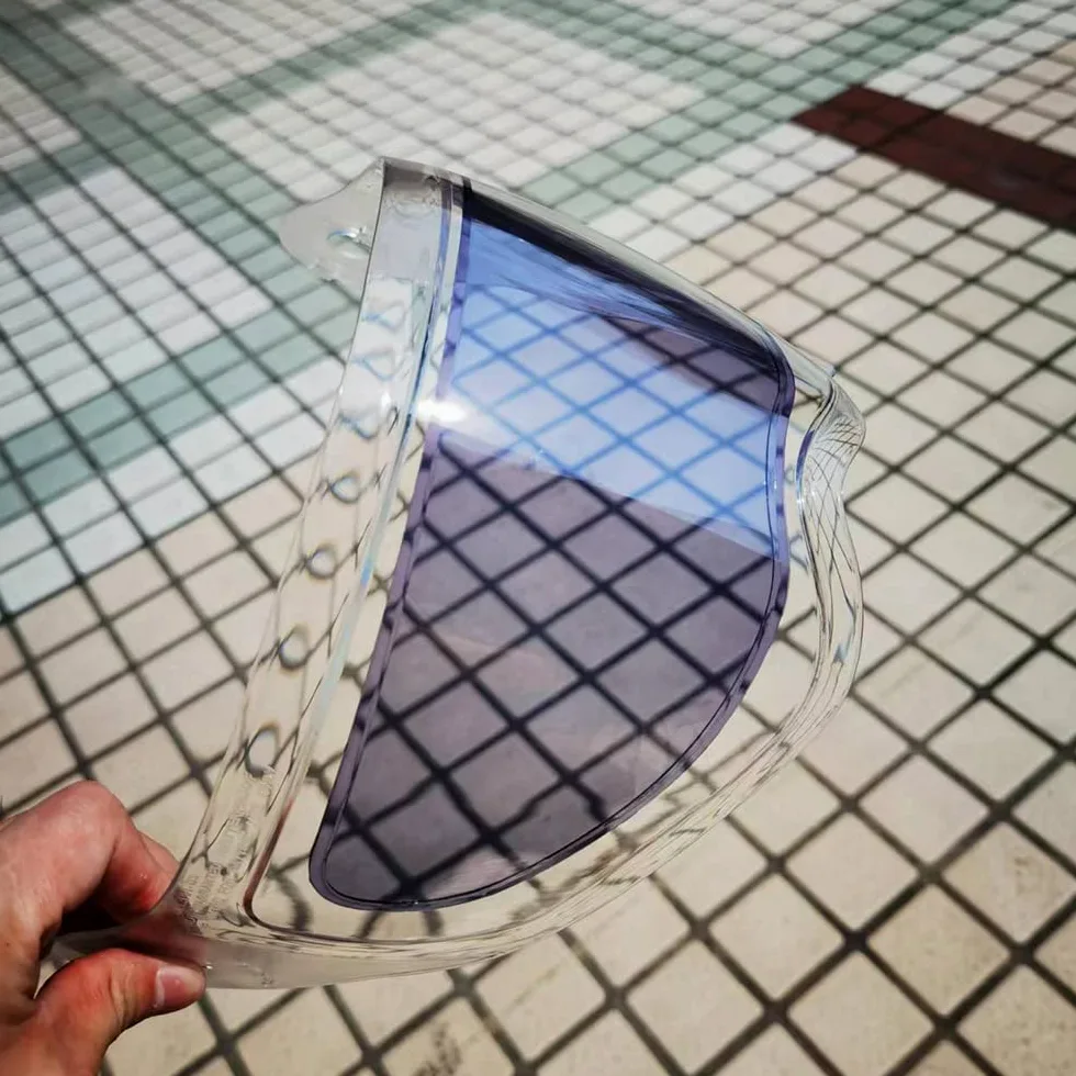 Película fotocromática antivaho para visera de casco, película de transición de tinte automático para visera de casco de motocicleta, 272 x 91 mm | De transparente a tintado para montar en todas las estaciones, en días soleados, fríos o nublados (oscuro)