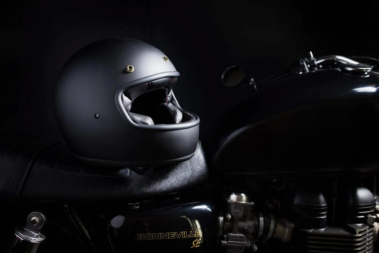 IGUANA CUSTOM - Casco integral de estilo retro EL VILLANO negro mate con corchetes para pantalla, HOMOLOGADO y con el estilo perfecto para cafe racer, bobber, chopper, clasicas. (S)