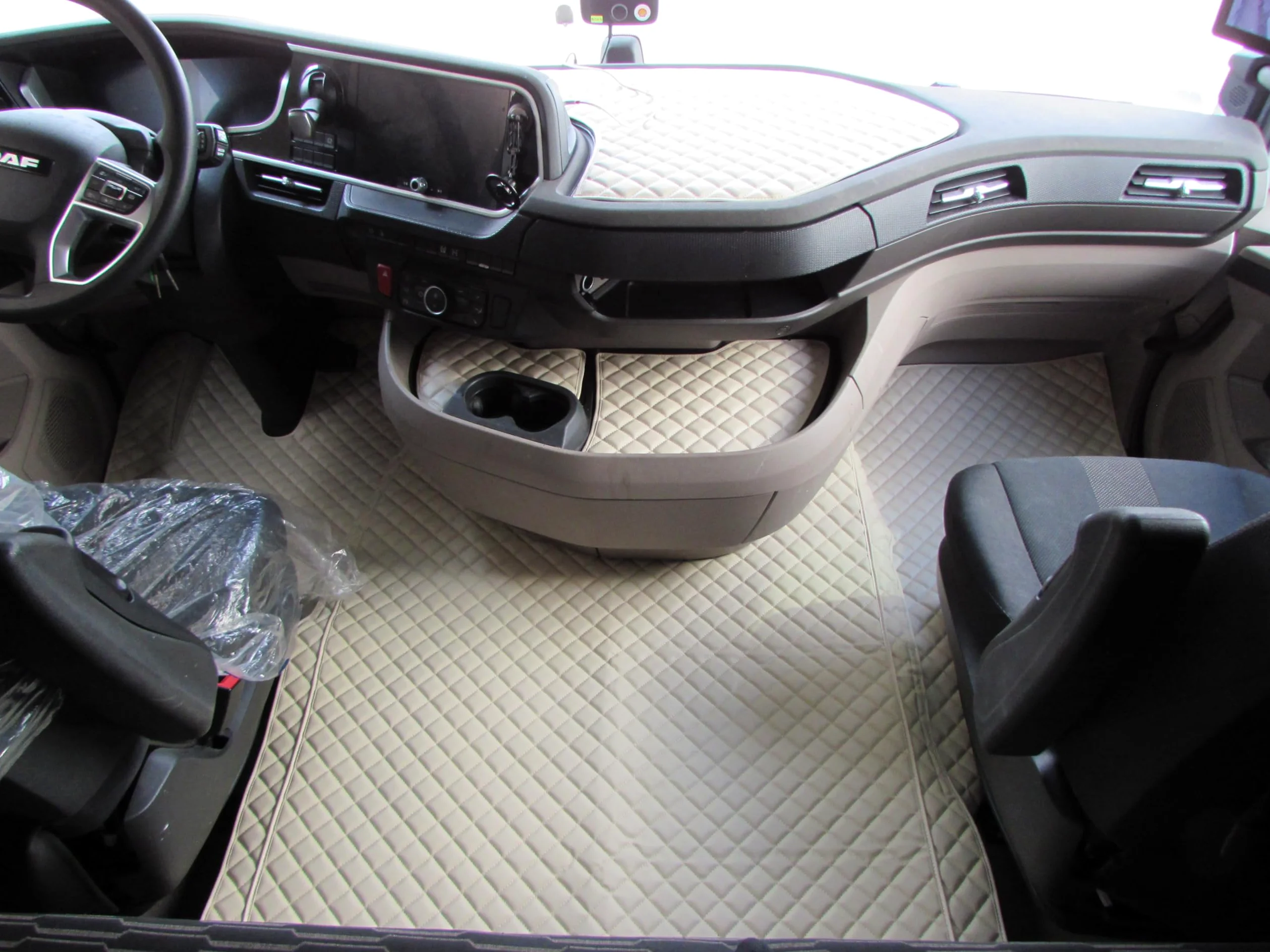 Alfombrillas para camión y salpicadero con volante a la izquierda, diseñadas para DAF XG 106 2021+ EURO 7 AUTOMAT 1 asiento neumático BEIGE Eco Leather